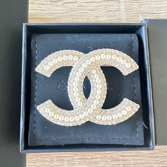 Chanel brooch and necklace - Picture 2 of 4